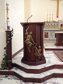 Ambone della chiesa Santa Maria delle Grazie. La scultura in bronzo raffigura la scena noli me tangere, l'incontro tra Cristo risorto e santa Maria Maddalena. L'opera è dell'artista Dino Cunsolo.