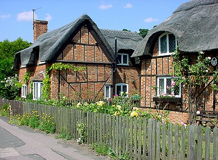 ไฟล์:Ampthill_thatched_cottages.jpg