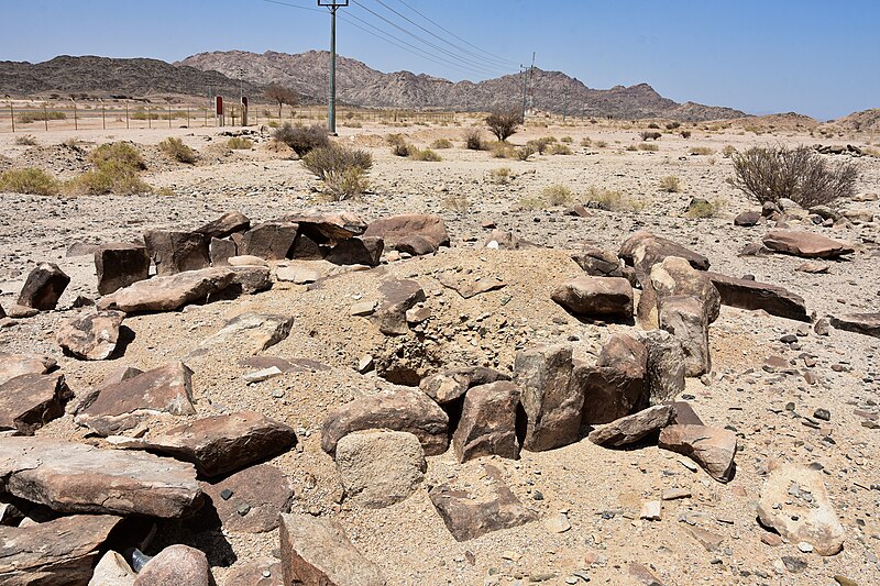 File:Ancient burial cairn at the site of Bada, near al-Wajh, in western Saudi Arabia (7).jpg