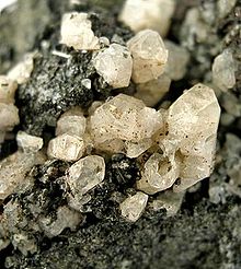 Anortitaj kristaloj en bazalto el Vezuvio