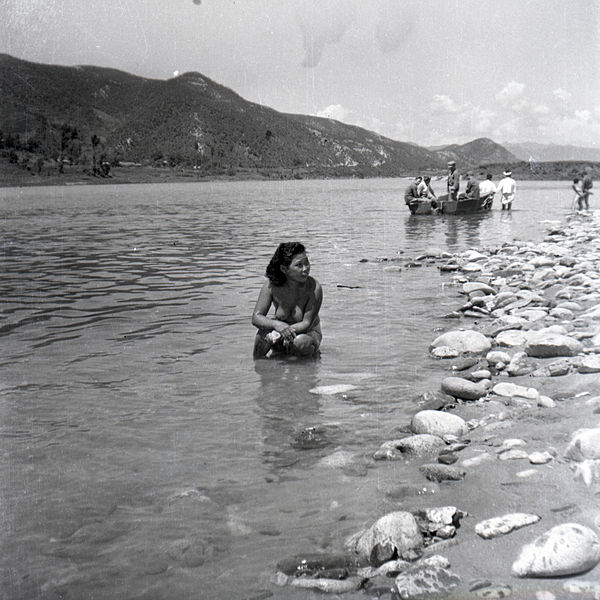 File:Anyang women at river 1952 04.jpg