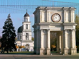 Arc de triomphe et cathédrale orthodoxe dans le centre de Chișinău.