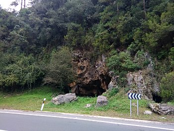 Entre las Cuevas de Armiña, la más conocida es la de la imagen (entrada superior del Sistema de las Lamiñas)