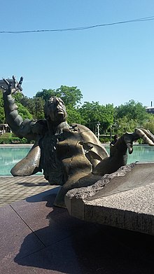 Arno Babajanian statue, Yerevan 07.jpg