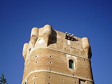 La torre está rematada por ocho garitones en su parte superior.