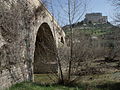 Die Brücke Ponte San Vittorino, im Hintergrund der Sacro Convento