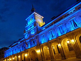Ayuntamiento de Oviedo, España iluminado de azul durante noviembre, 2011.