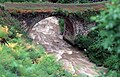 O río Azat pasando por baixo dunha ponte de estilo antigo