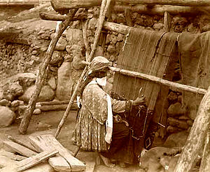 Азербайджанка ткет ковёр. Начало XX века