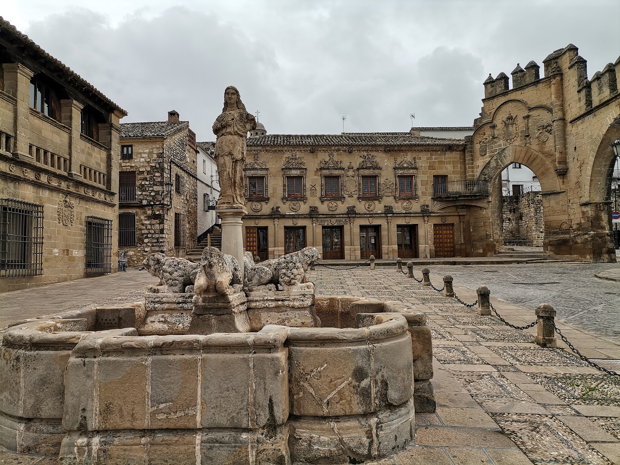 Archivo:Baeza Fuente Leones Puerta Jaé - Wikipedia, la enciclopedia  libre