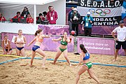 Deutsch: Beachhandball bei den Olympischen Jugendspielen 2018; Tag 6, 12. Oktober 2018; Mädchen, Hauptrundenspiel – Ungarn-Niederlande 2:1 English: Beach handball at the 2018 Summer Youth Olympics at 12 October 2018 – Girls Main Round – Hungary-Netherlands 2:1