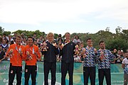 Deutsch: Beachvolleyball bei den Olympischen Jugendspielen 2018; Tag 11, 17. Oktober 2018; Jungen, Medaillenzeremonie - Gold: Schweden (David Åhman & Jonatan Hellvig), Silber: Niederlande (Matthew Immers & Yorick de Groot), Bronze: Argentinien (Bautista Amieva & Mauro Zelayeta) English: Beach volleyball at the 2018 Summer Youth Olympics at 17 October 2018 – Boys Victory ceremony - Gold: Sweden (David Åhman & Jonatan Hellvig), Silver: Netherlands (Matthew Immers & Yorick de Groot), Bronze: Argentina (Bautista Amieva & Mauro Zelayeta)