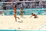 Deutsch: Beachvolleyball bei den Olympischen Jugendspielen 2018; Tag 9, 15. Oktober 2018; Mädchen, Viertelfinale: USA-Spanien 2–1 (21–19/17–21/15–9) English: Beach volleyball at the 2018 Summer Youth Olympics at 15 October 2018 – Girls Quarterfinals: USA-Spain 2–1 (21–19/17–21/15–9)