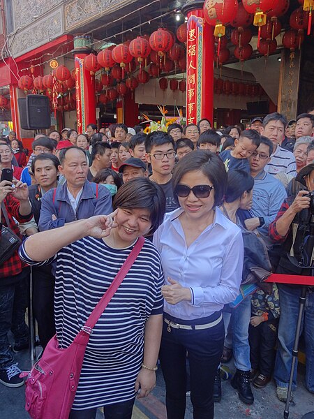 File:Belle Yu and her fan 20131123.jpg