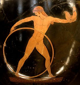 Ganymède tenant un cerceau, symbole de jeunesse, et un coq, présent amoureux de Zeus. Musculature détaillée. Cratère attique à figures rouges du Peintre de Berlin, vers 500-490 av. J.-C., Paris, musée du Louvre.