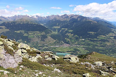 das Matscher Tal mit Schlucht oberhalb von Schluderns im Etschtal (Foto vom Glurnser Köpfl). Links vom Tal die Planeiler Berge, auf der anderen Talseite Gipfel des Saldurkamm - Monti di Saldura