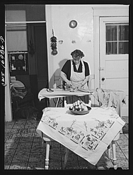 Datei:Blue Island, Illinois. Mrs. Senise ironing LCCN2017845135.tif