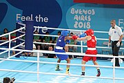 Deutsch: Boxen bei den Olympischen Jugendspielen 2018 Tag 12, 18. Oktober 2018 - Finale Leichtgewicht Mädchen – Junioren-Weltmeisterin und dreifache Juniorinnen-Europameisterin Caroline Sara DuBois (Großbritannien, blau) schlägt Juniorinnen-Asienmeisterin Porntip Buapa (Thailand, rot). English: Boxing at the 2018 Summer Youth Olympics on 18 October 2018 – Girls' lightweight Gold Medal Bout – Caroline Sara DuBois (Grat Britain, blue) wins over Porntip Buapa (Thailand, red). Español: Boxeo en los Juegos Olímpicos Juveniles de Verano de 2018 en 18 de octubre de 2018 - Combate de medalla de oro de peso ligero para niñas - Caroline Sara DuBois (Gran Bretaña, azul ) gana sobre Porntip Buapa (Tailandia, rojo).