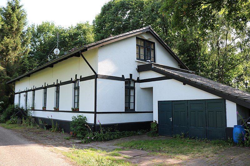 File:Broekheurne - Station, dubbele douanewoning (21 juni 2017) 1.jpg