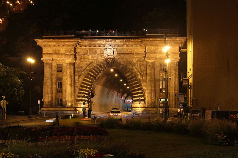 File:Budapest tunel zamkowy.jpg