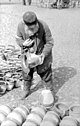 Bundesarchiv Bild 101I-019-1224-08, Polen, Juden beim Verkaufen von Haushaltwaren.jpg