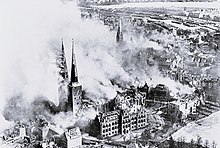 Der brennende Lübecker Dom nach dem Angriff Ende März 1942