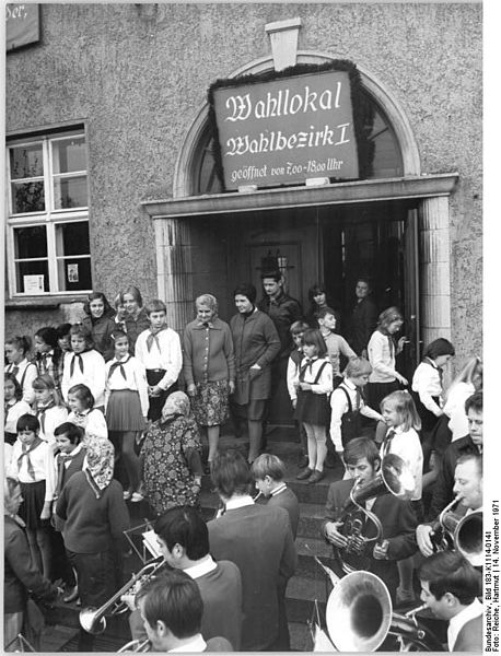 File:Bundesarchiv Bild 183-K1114-0141, Tuchheim, Kapelle vor Wahllokal.jpg