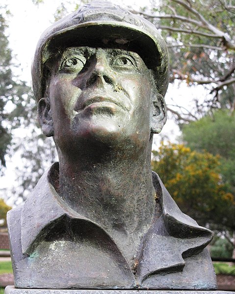 File:Bust of Bill Woodfull.jpg