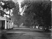 The Hotel Morbeck (left side) on Heerenstraat (now Balaikota str.) in Pasuruan, circa 1870-1891 COLLECTIE TROPENMUSEUM De Heerenstraat met hotel Morbeck, Pasoeroean TMnr 60015953.jpg