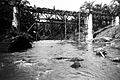 COLLECTIE TROPENMUSEUM Een brug over de rivier Moesi bij Tebingtinggi in Zuid-Sumatra in aanbouw TMnr 10007494.jpg
