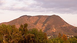 Picos de Cahuenga e Burbank vistos de noroeste ao anoitecer.jpg