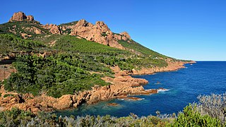 la Calanque du Petit Canereit près de Saint-Raphael, qui se trouve au pied du Massif de l'Esterel. Cliché numérique couleur. Avancée de montagne dans la mer.