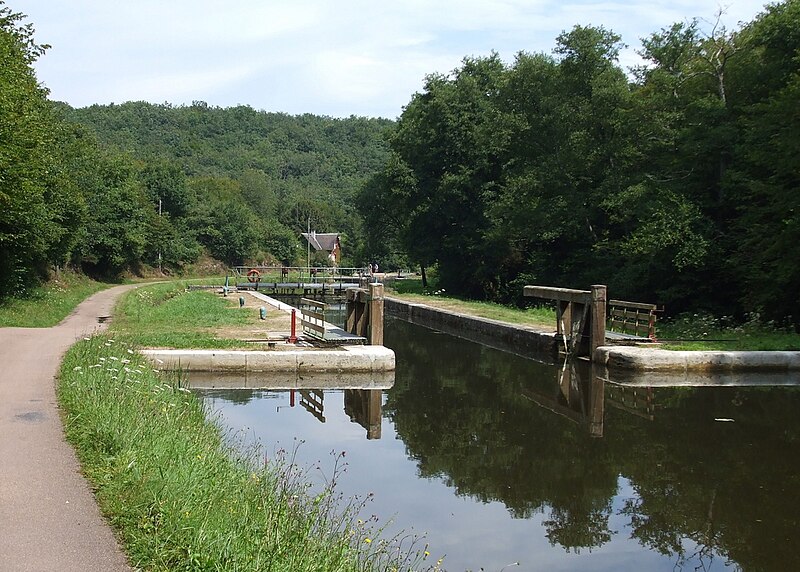 File:Canal Nivernais Ecluse Collancelle.JPG