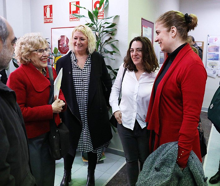 File:Carmena y Mayer, con las mujeres del Espacio de Igualdad de Carabanchel María de Maeztu 02.jpg