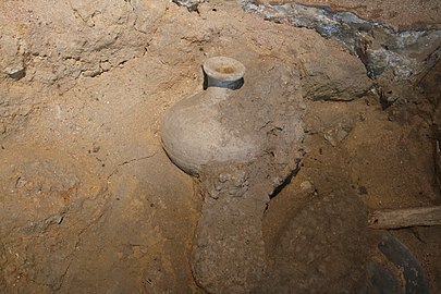 Lončenina in podplat čevlja iz grobnice v nekropoli Saint-Jacques (Muzej Carnavalet)