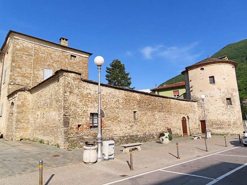 File:Castello (Varsi) - torre sud 2 2022-05-16.jpg