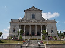 Cathedral facade Cathedral of the Blessed Sacrament - Altoona, Pennsylvania 02.jpg