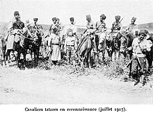 Cavaliers tatares en reconnaissance (juillet 1917).jpg