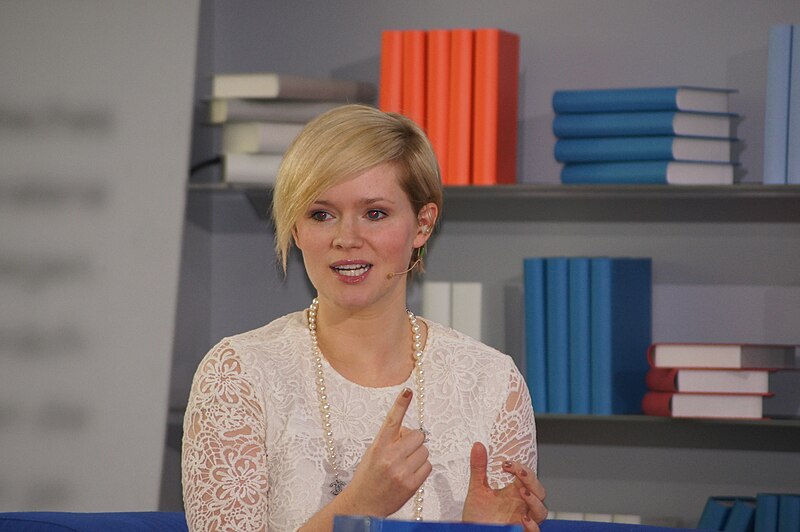 File:Cecelia Ahern auf dem Blauen Sofa.jpg