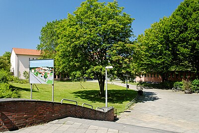 Cecilien-Gymnasium in Duesseldorf-Niederkassel, von Sueden.jpg