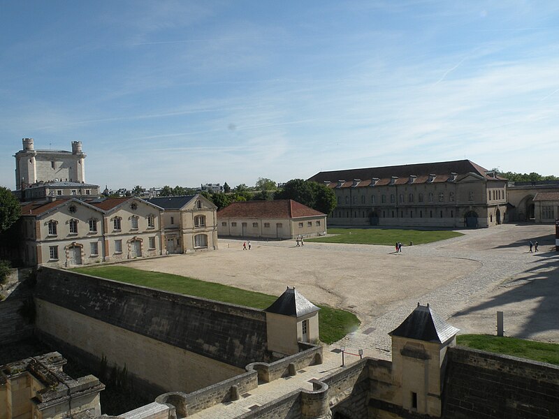 File:Château de Vincennes - pavillon d'armes.JPG