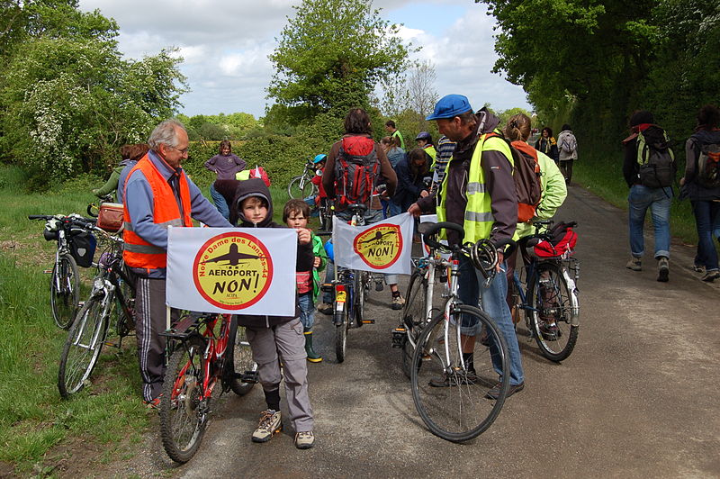 File:Chaîne humaine NDDL 11 mai 2013 - 03.JPG