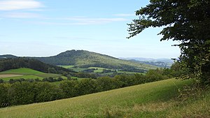 Chamerau, CHA - Gillisberg nö - Lamberg m Wallfahrtskapelle St Walburga v SO.jpg