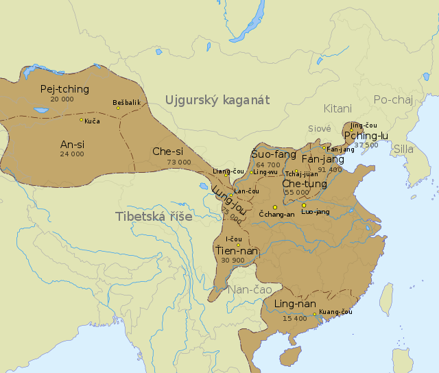mapa Číny v hranicích kolem roku 745 (to jest vlastní Čína + dnešní provincie Kan-su + dnešní Sin-ťiang až k Balchšskému jezeru), vyznačeny hlavní města Čchang a Luo-jang a obvody, sídla a počet vojáků deseti pohraničních velitelství na severní, západní a jihozápadní hranici