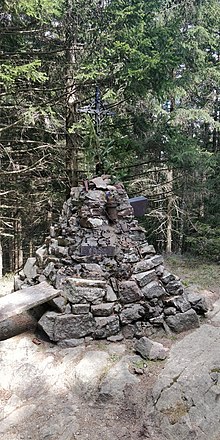 Il piccolo monumento eretto nel 1994 sulla cima di Monte Pozza (Stadlegg)