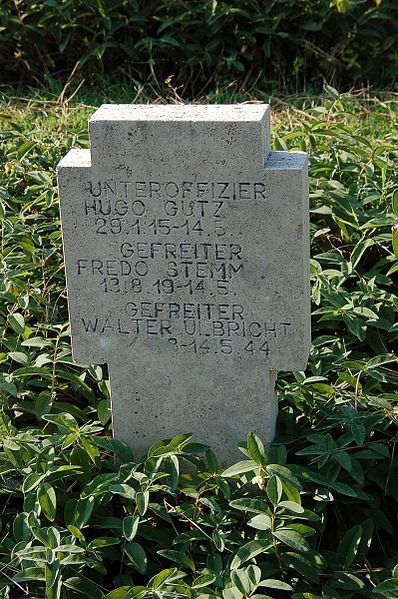 File:Cimitero militare Germanico Cassino 2010-by-RaBoe-72.jpg