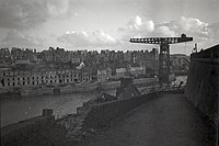 Le centre-ville vu de la rive droite (1944), on distingue au fond le pont tournant détruit.