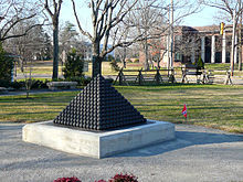 Pyramid of cannonballs commemorate Patrick Cleburne in Franklin, Tennessee Cleburne Memorial Franklin TN.jpg