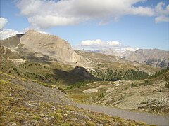 Vue en direction de la roche Gauthier (2 749 m) à gauche de la vallée de la Clarée à droite.