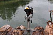 English: Detail of a (timber) raft on the river Isar. An auxiliary motor on the raft. Deutsch: Detail eines Holzfloßes auf der Isar. Ein Hilfsmotor auf dem Floß.